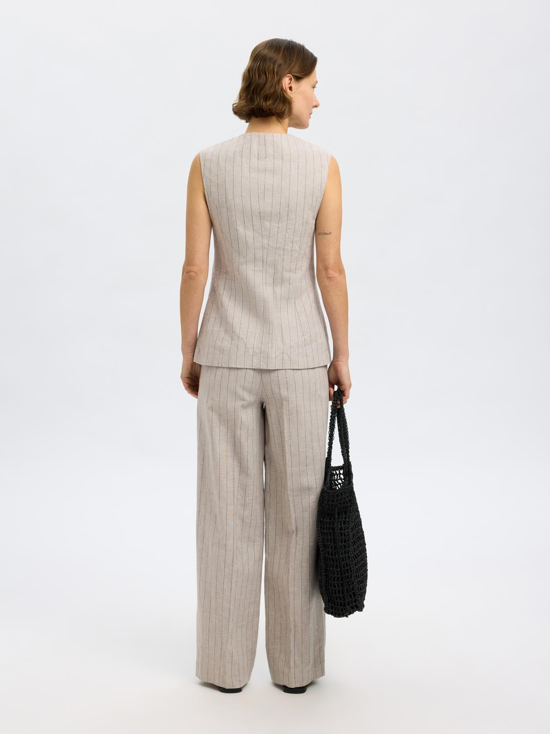 model_shot-back